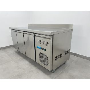 UNIFROST MESA 600 REFRI 3 PUERTAS CON PETO
